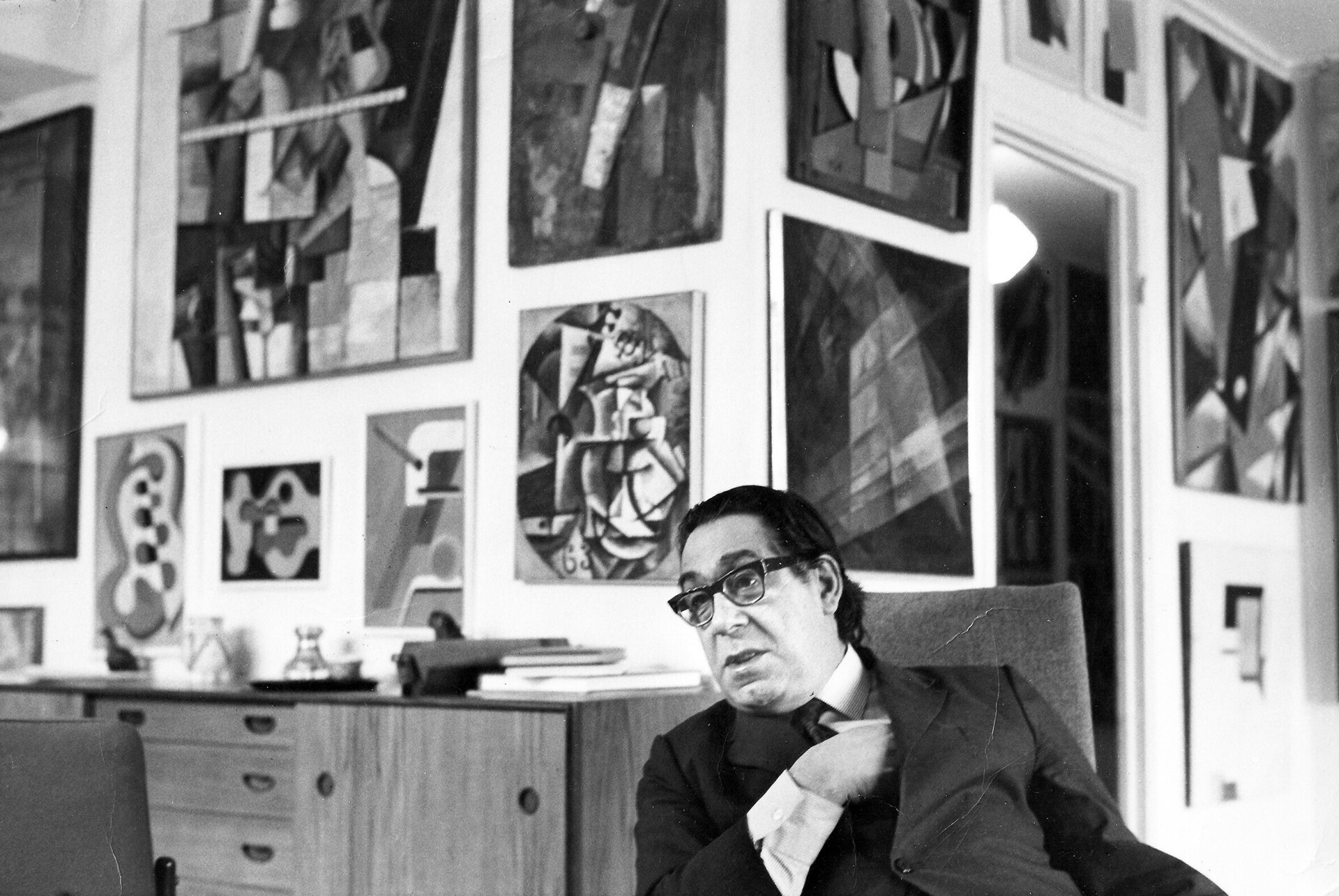 Ο Γιώργος Κωστάκης στο διαμέρισμά του Μόσχα, στα μέσα της δεκαετίας, 1970, MOMus-Μουσείο Μοντέρνας Τέχνης-Συλλογή Κωστάκη