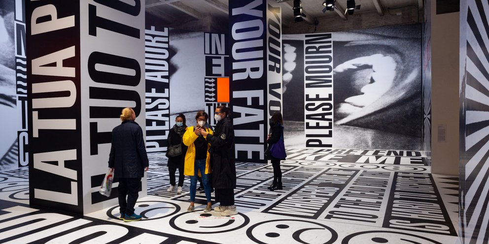 Έκθεση της Μπάρμπαρα Κρούγκερ στο Λονδίνο, Κέντρο Πολιτισμού Ίδρυμα Σταύρος Νιάρχος