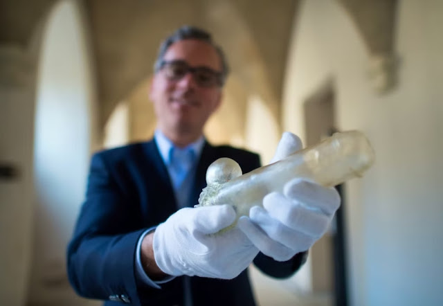 Το γυάλινο αντικείμενο στα χέρια ειδικού