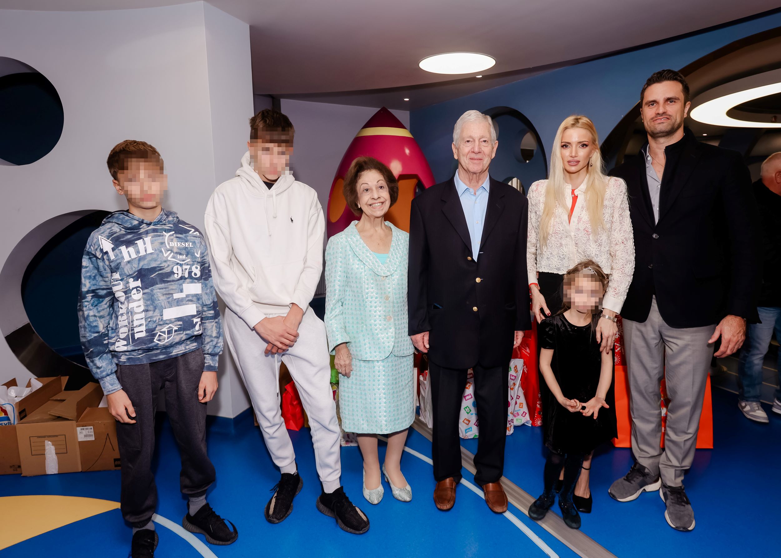 Ο Πρίγκιπας Αλέξανδρος και η Πριγκίπισσα Αικατερίνη, ο Βασίλης και η Ιωάννα Δράγνη και τά παιδιά τους Πάρις, Στέφανος και Ευαγγελία