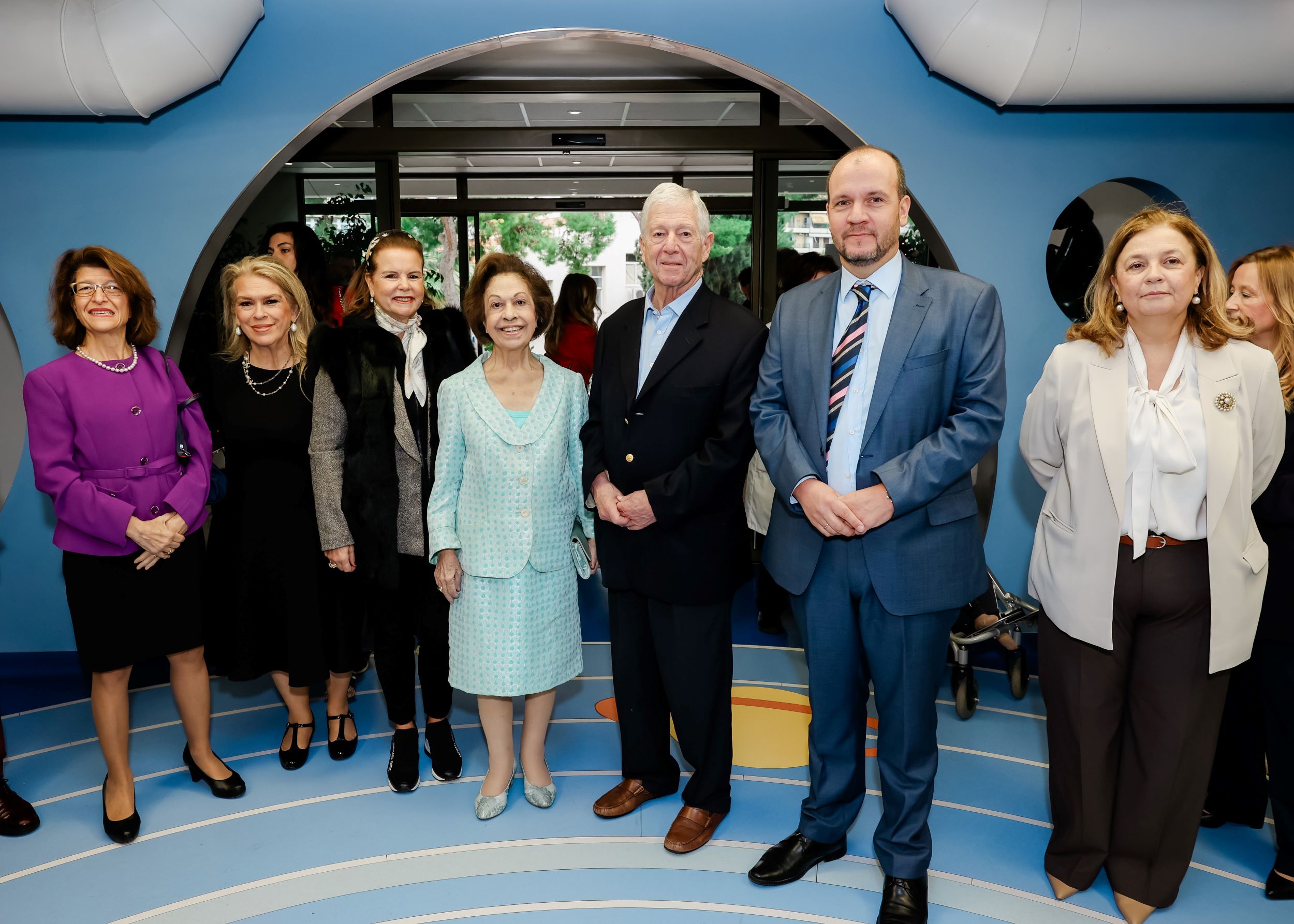 Χριστίνα Κανανά, Διευθύντρια της Α’. Πανεπιστημιακής Κλινικής του Πανεπιστημίου Αθηνών, Αντζυ Ντέηβις, Νασια Παπαμανωλη, Πρόεδρος Lifeline Hellas, Πριγκίπισσα Αικατερίνη, Πρίγκιπας Αλέξανδρος, Τάσος Μίχας, Ευφροσύνη Βλαχιώτη, Διευθύντρια Νοσηλευτικής