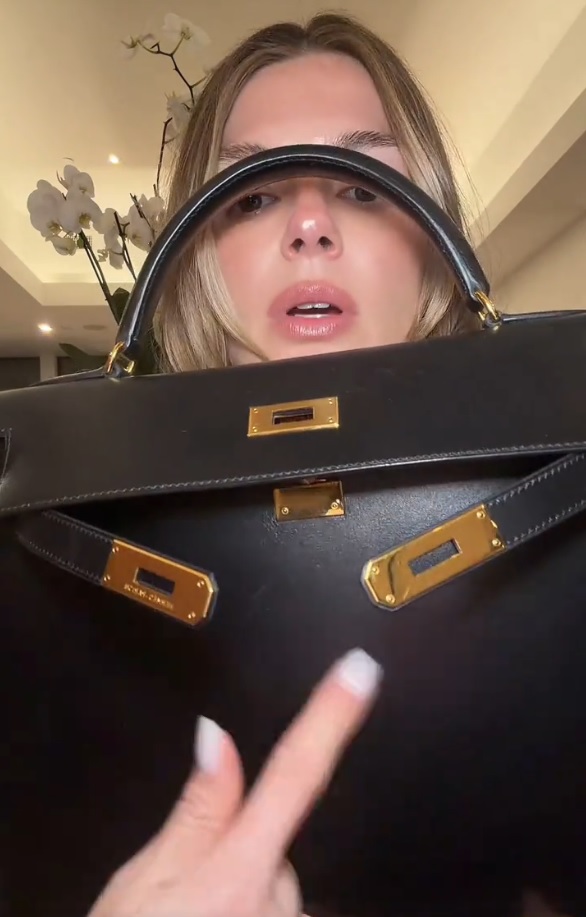 Η Αμαλία Κωστοπούλου με την Hermes Kelly 32