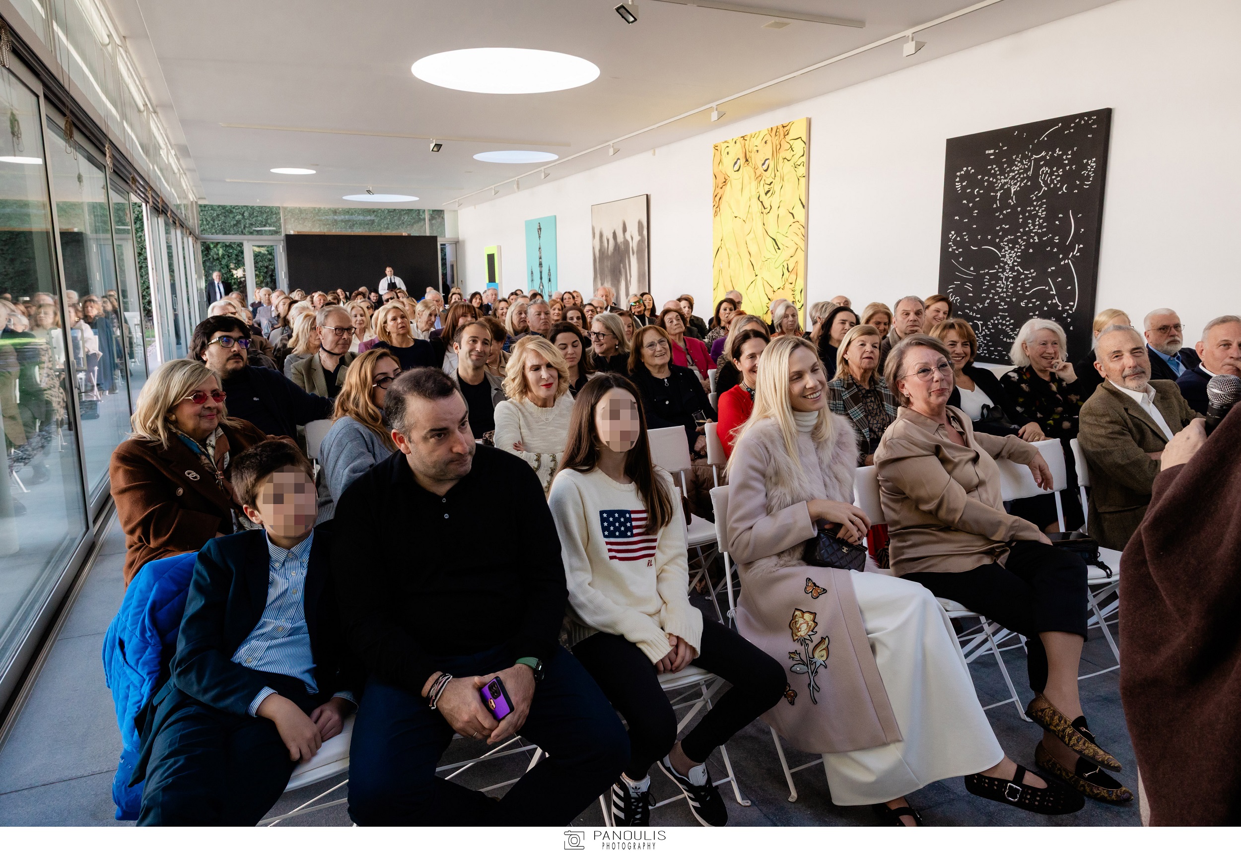 Στην πρώτη σειρά ο Χάρης και η Έμιλυ Βαφειά