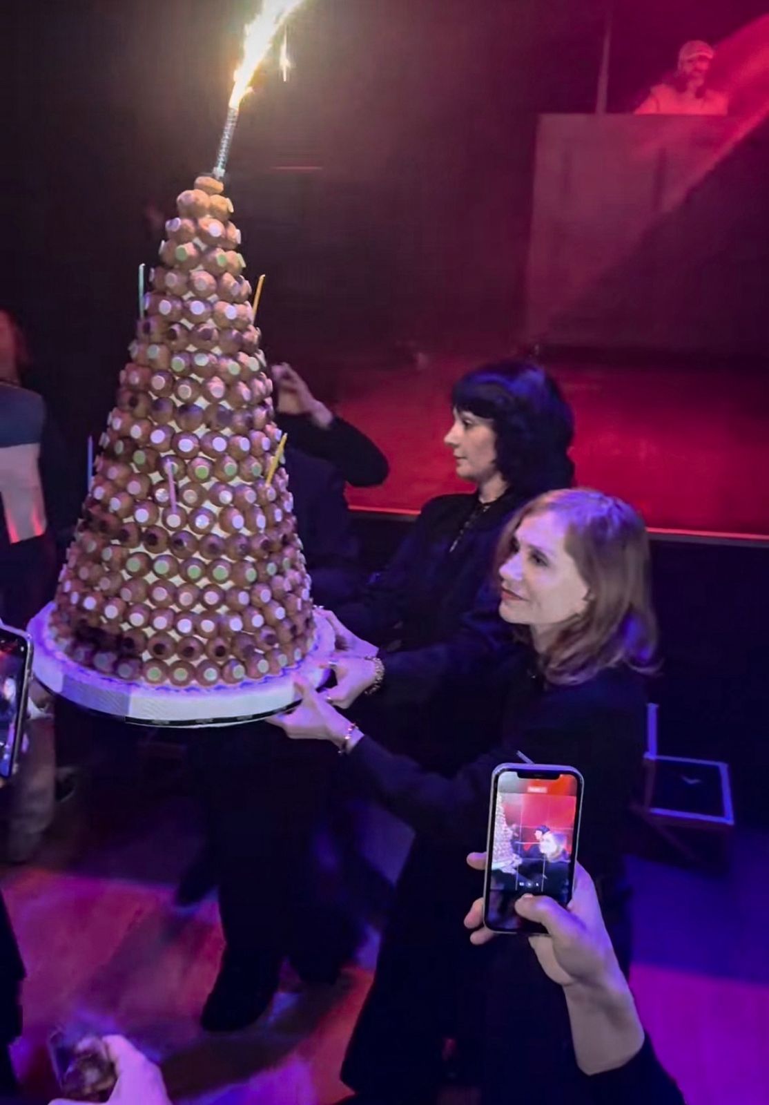 H Isabelle Hupert κρατάει μια άλλη πλευρά της τούρτας