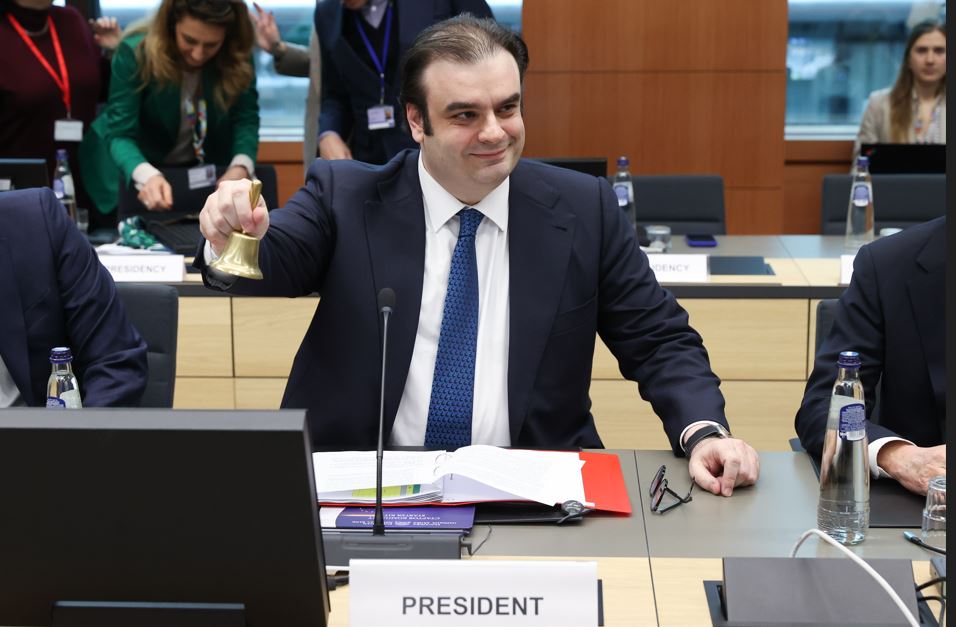 O πρόεδρος Πιέρ χτυπά το καμπανάκι έναρξης της συνεδρίασης