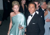 O Valentino με τη Μαρί-Σαντάλ με τουαλέτα του ίδιου, 2001 -  πηγή: Evan Agostini / Getty Images