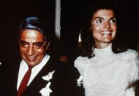 H Τζάκι Κένεντι Ωνάση φοράει Valentino νυφικό στον γάμο της με τον Αριστοτέλη Ωνάση