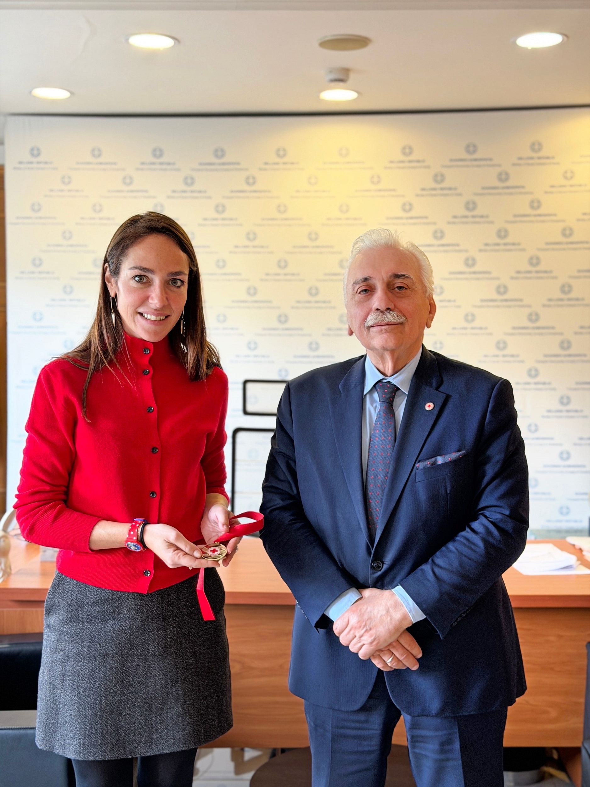 Η υπουργός Κοινωνικής Συνοχής και Οικογένειας, Δόμνα Μιχαηλίδου με τον πρόεδρο του Ελληνικού Ερυθρού Σταυρού, δρ. Αντώνιο Αυγερινό