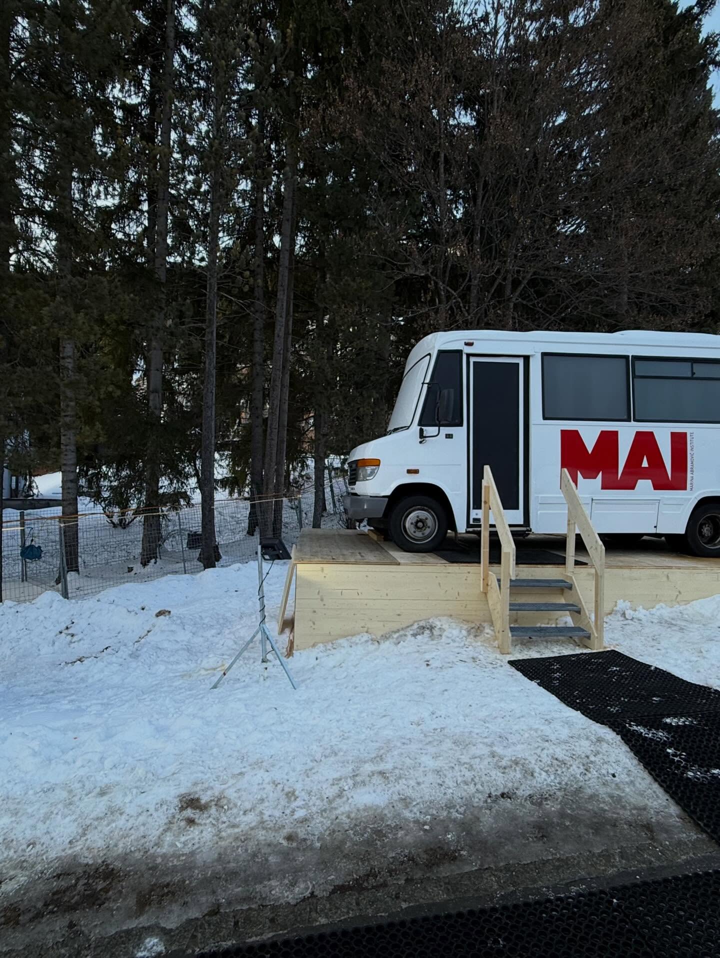 «Το Λεωφορείο» κατά την εγκατάστασή του