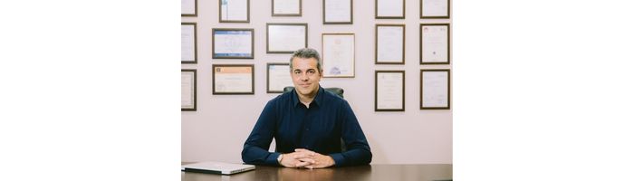 ο κ. Κωνσταντίνος Ξηρομερίτης, MD, PhD, MSc, Αγγειοχειρουργός – Ενδαγγειακός Χειρουργός, διευθυντής της Δ΄ Αγγειοχειρουργική Κλινική – Ενδοαυλικό Laser Φλεβικών Παθήσεων του Metropolitan General