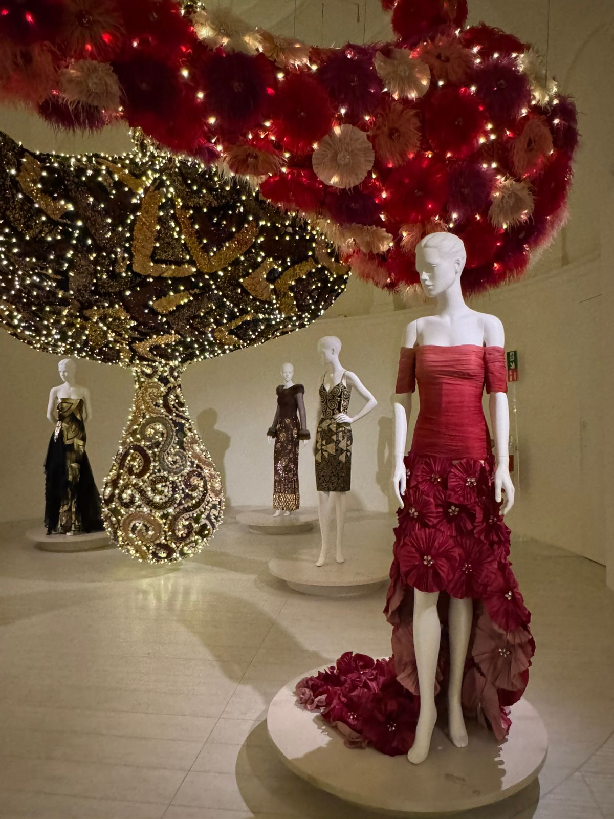 Οι δημιουργίες του Βαλεντίνο με φόντο τα έργα της Vasconselo