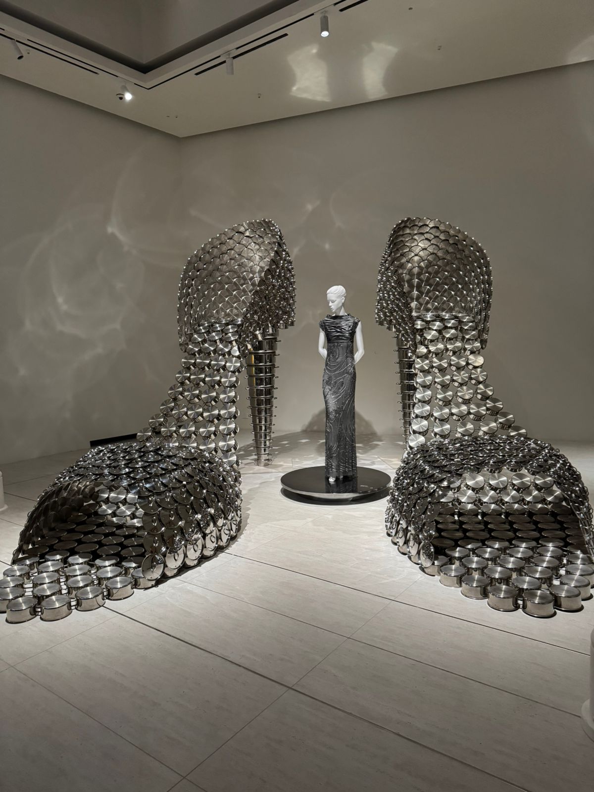 Οι δημιουργίες του Βαλεντίνο με φόντο τα έργα της Vasconselo