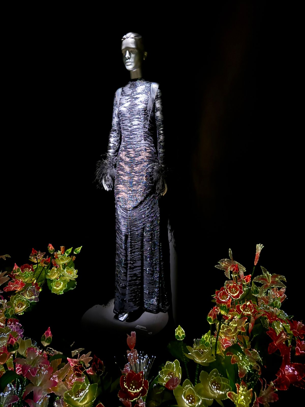 Οι δημιουργίες του Βαλεντίνο με φόντο τα έργα της Vasconselo