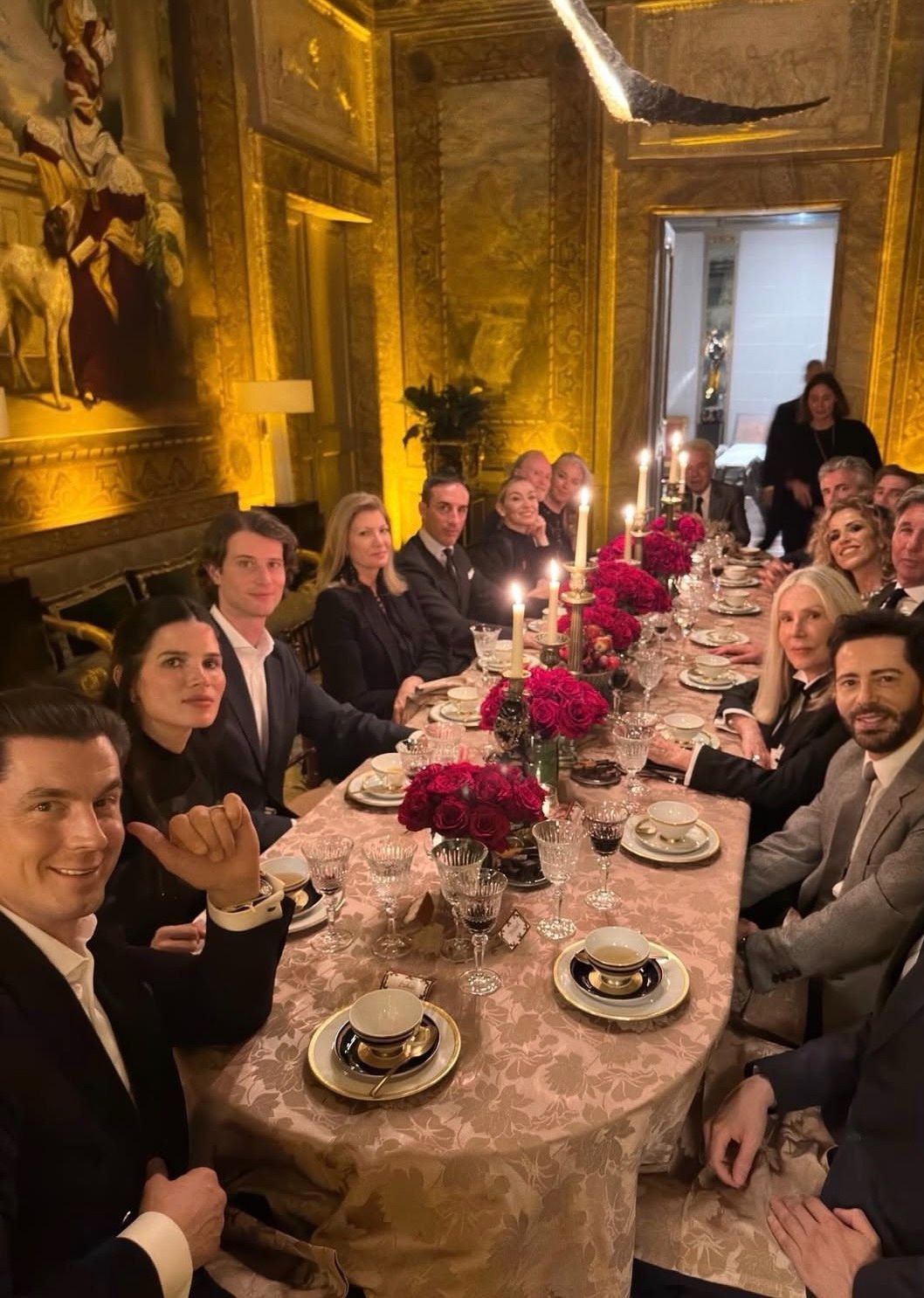 Το τραπέζι που φιλοξένησε τους καλεσμένους της έκθεσης μέσα στο Palazzo της via Condotti