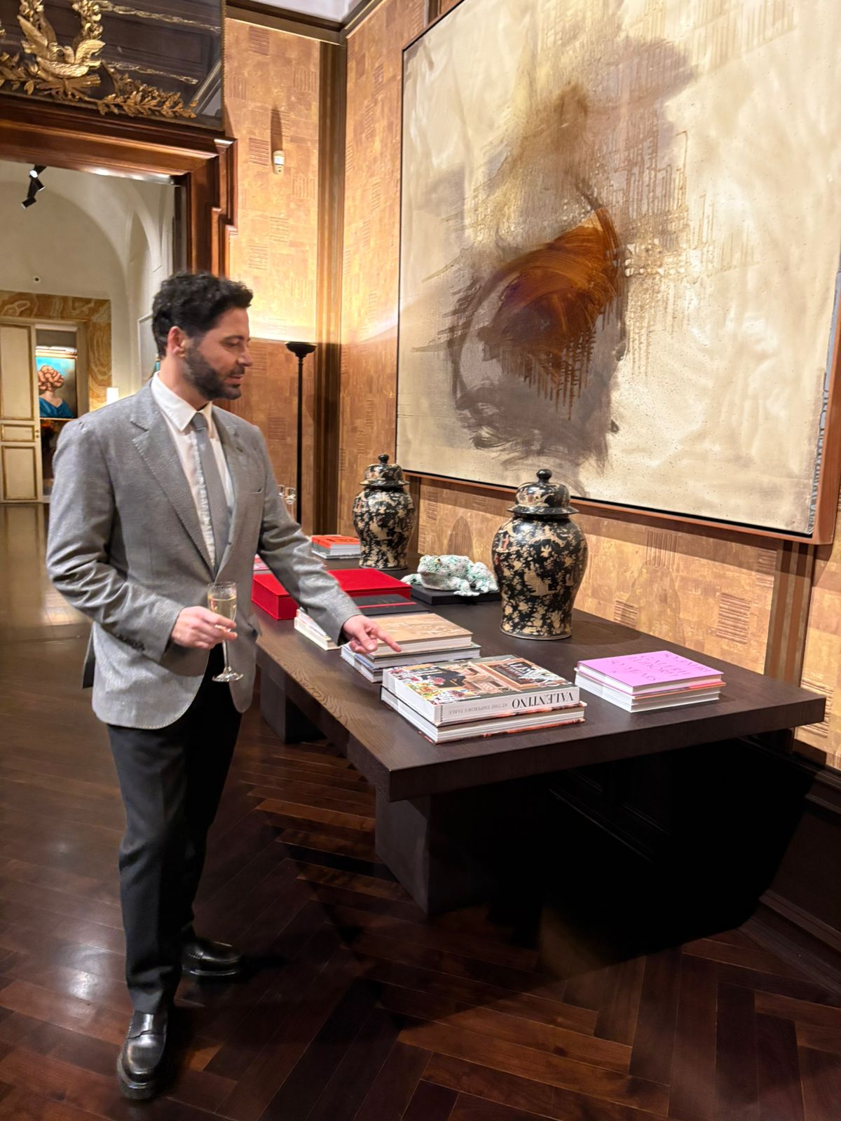 Ο Χρύσανθος Πανάς μέσα στο σπίτι του Valentino