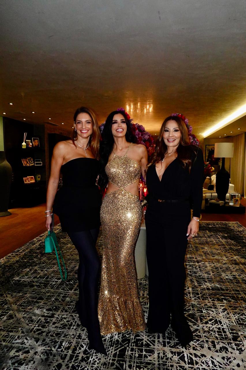 H οικοδέσποινα Αθανασία Κολοβού ανάμεσα με τις Όλα Αγγλούπα και Neda Στάθη