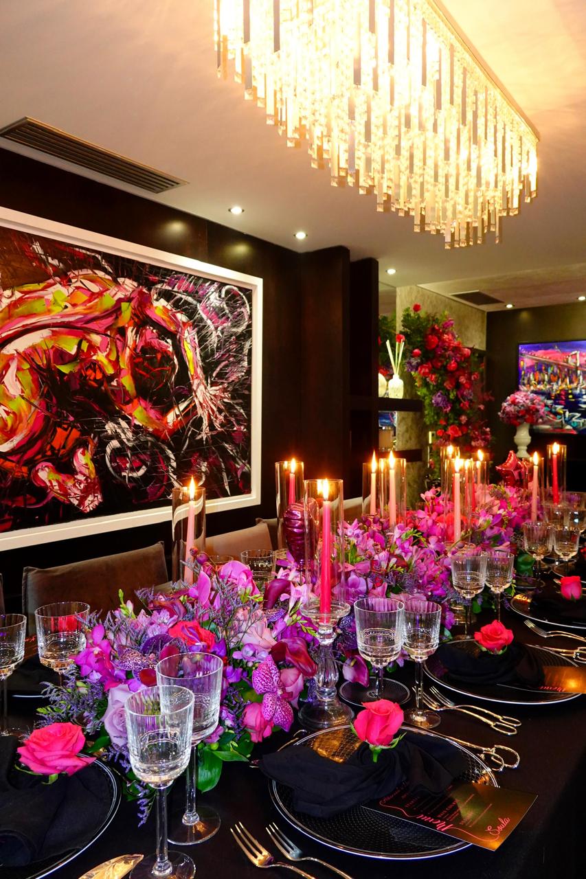 Πολύχρωμα ανοιξιάτικα λουλούδια στο εορταστικό τραπέζι