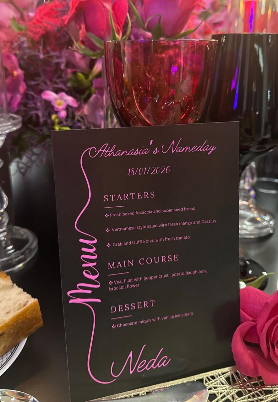 Η κάρτα με το μενού είχε και το όνομα της κάθε καλεσμένης