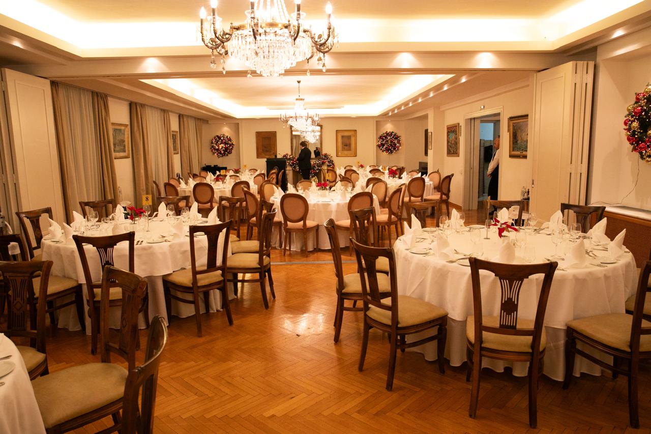 Η φιλόξενη αίθουσα της Αθηναϊκής Λέσχης ετοιμάζεται να υποδεχθεί τους καλεσμένους