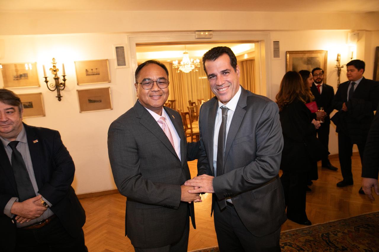 Ο πρέσβης των Φιλιππίνων, Θάνος Πλεύρης