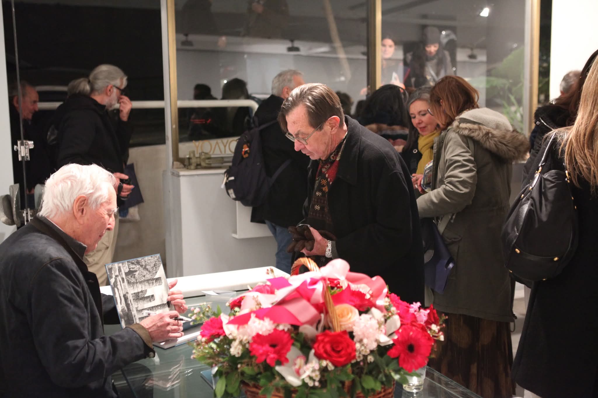 Ο Robert McCabe υπογράφει το λεύκωμα