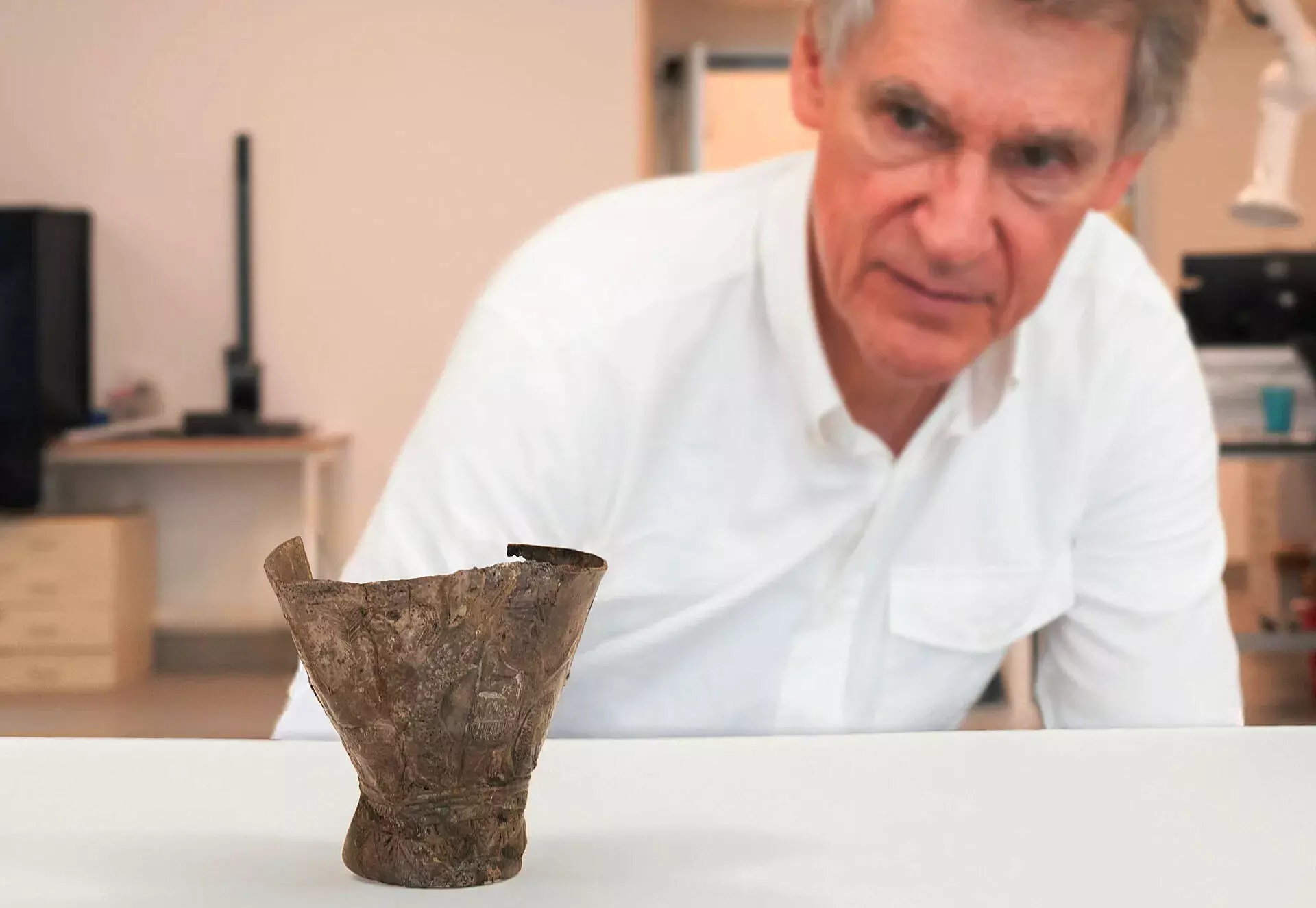 Ο γεωαρχαιολόγος   Έμπερχαρντ Τσάνγκερ  με το κύπελλο 