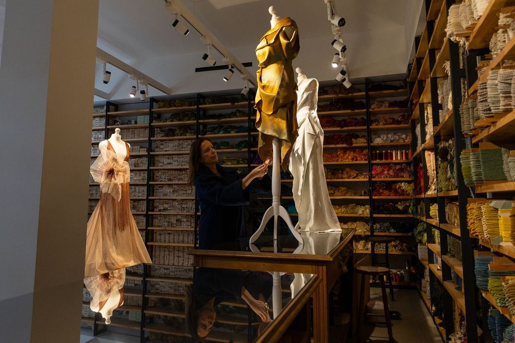 Η σχεδιάστρια Denise Ελευθερίου στο χώρο της νηματουργίας