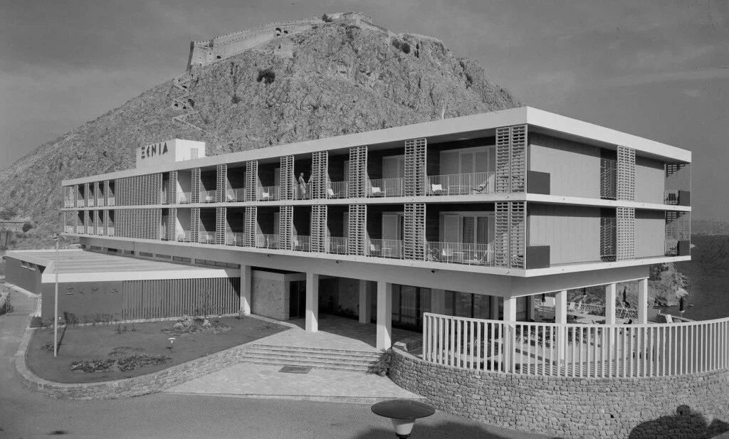 Το κτήριο ενταγμένο στο φυσικό και ιστορικό περιβάλλον