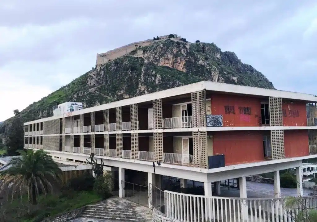 Το Ξενία με τις φθορές εμφανείς