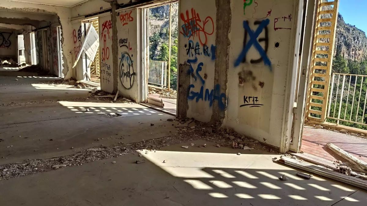 Ο ισόγειος χώρος σήμερα  κατεστραμμένος