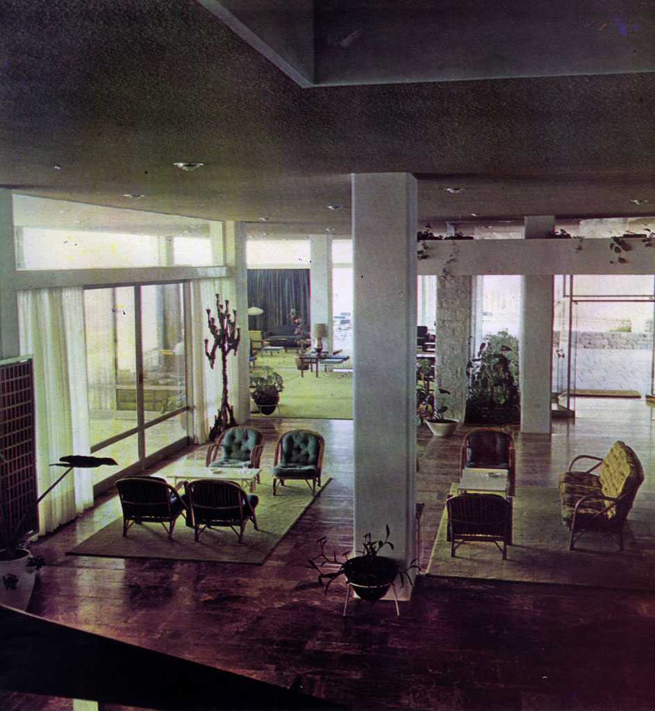 Ο ισόγειος χώρος με την αίθουσα υποδοχής κατά τη λειτουργία του ξενοδοχείου