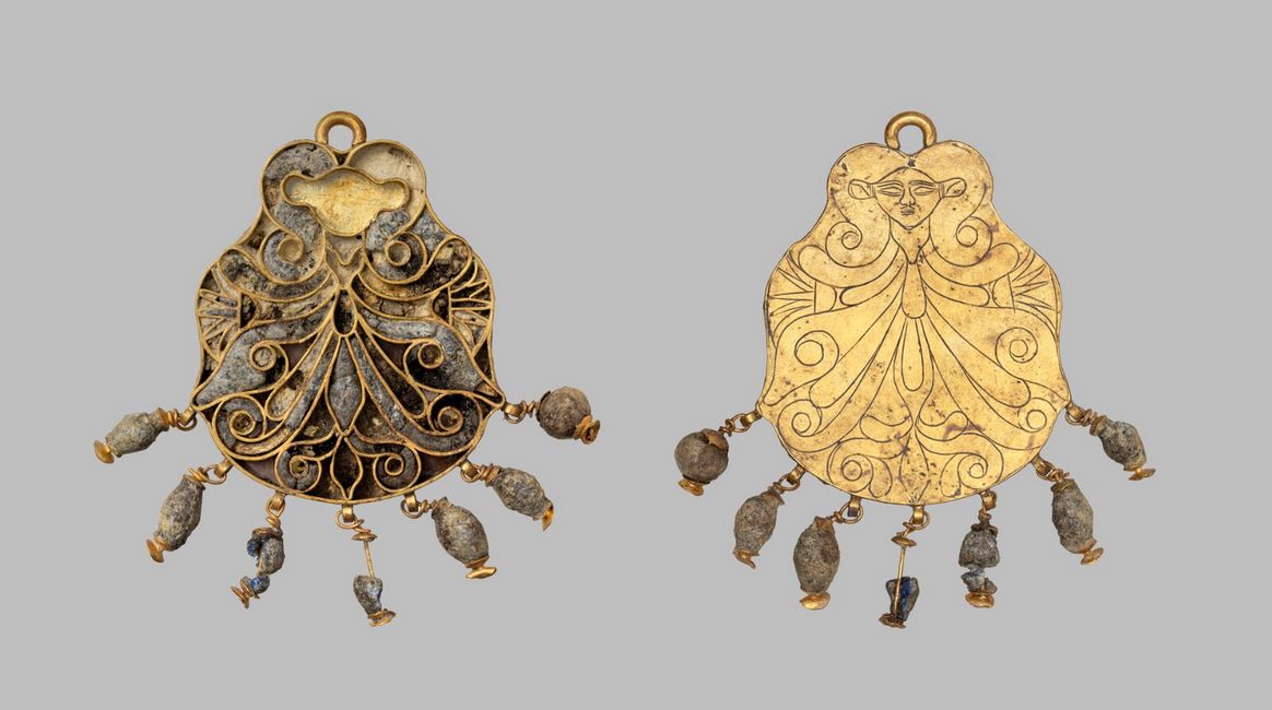 Μενταγιόν με την θεά Αθώρ (1630–1440 π.Χ.) από χρυσό, λάπις λάζουλι, γυαλί και ημιπολύτιμους λίθους (δύο όψεις) Από θολωτό τάφο της Πύλου, Αρχαιολογικό Μουσείο Χώρας 