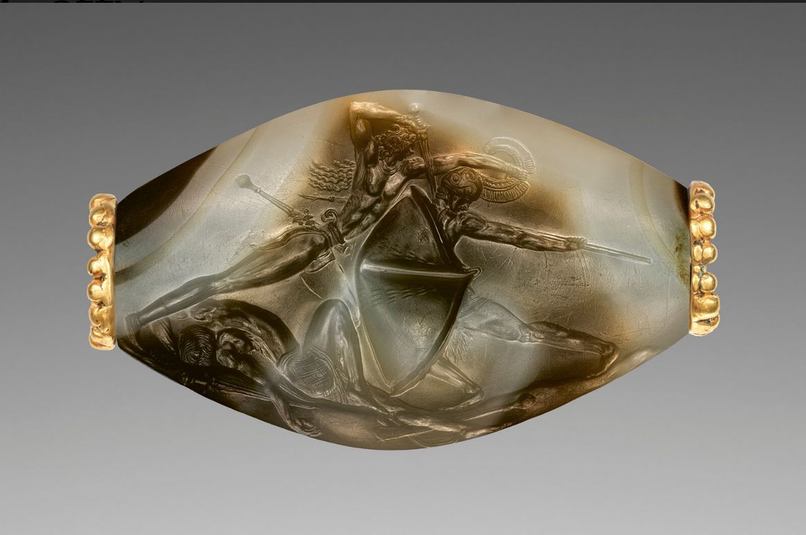 Σφραγιδόλιθος από αχάτη με σκηνή μάχης (1630–1440 π.Χ.). Από τον τάφο του «Γρύπα πολεμιστή» στην Πύλο.  Αρχαιολογικό Μουσείο Χώρας