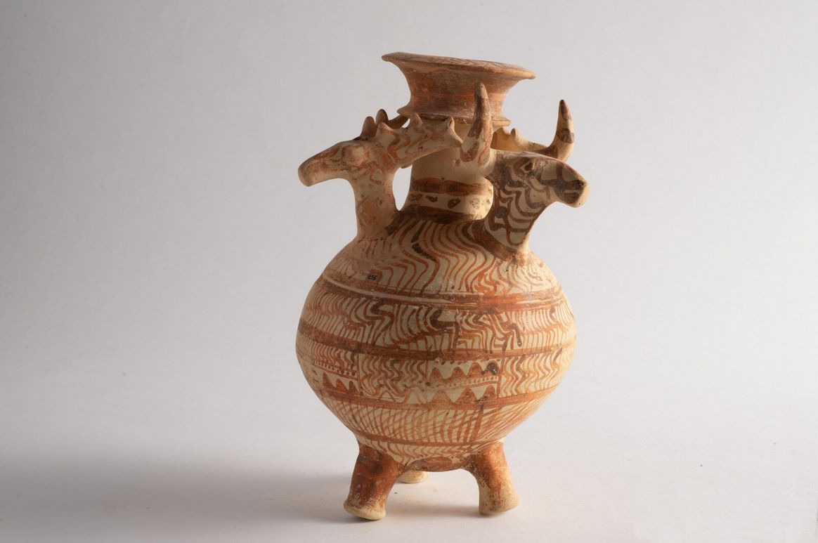 Ρυτό με κεφάλια ελαφιού και ταύρου (1410–1240 π.Χ.). Από θαλαμωτό τάφο στα Βολιμίδια. Αρχαιολογικό Μουσείο Χώρας 