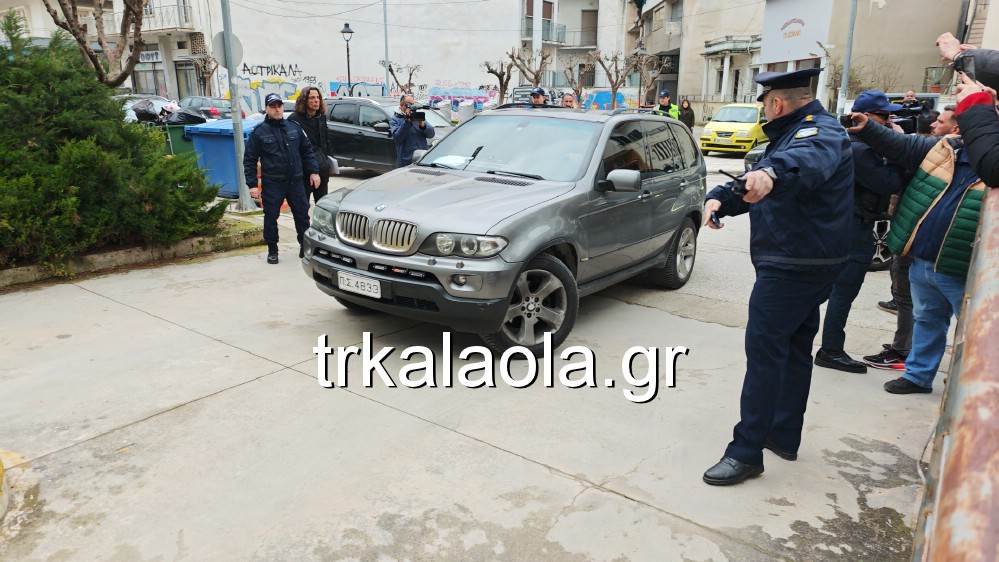 Οι συλληφθέντες μετά την έκρηξη στο «Βιολάντα» έξω από τα Δικαστήρια Τρικάλων