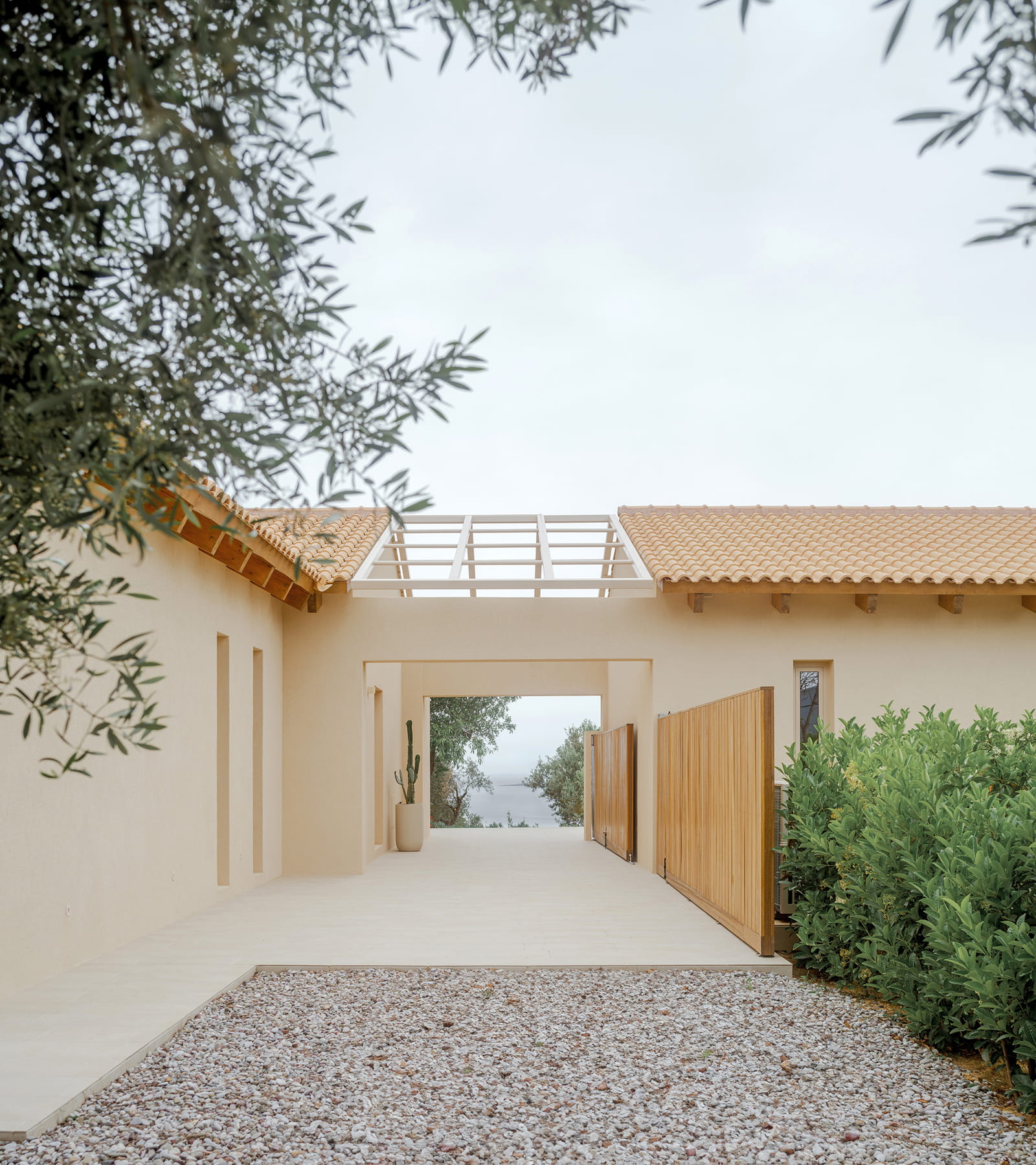 ΕΠΑΙΝΟΣ στο έργο Platforms & Roofs. Ανακατασκευή δύο εξοχικών κατοικιών, by Oblique 