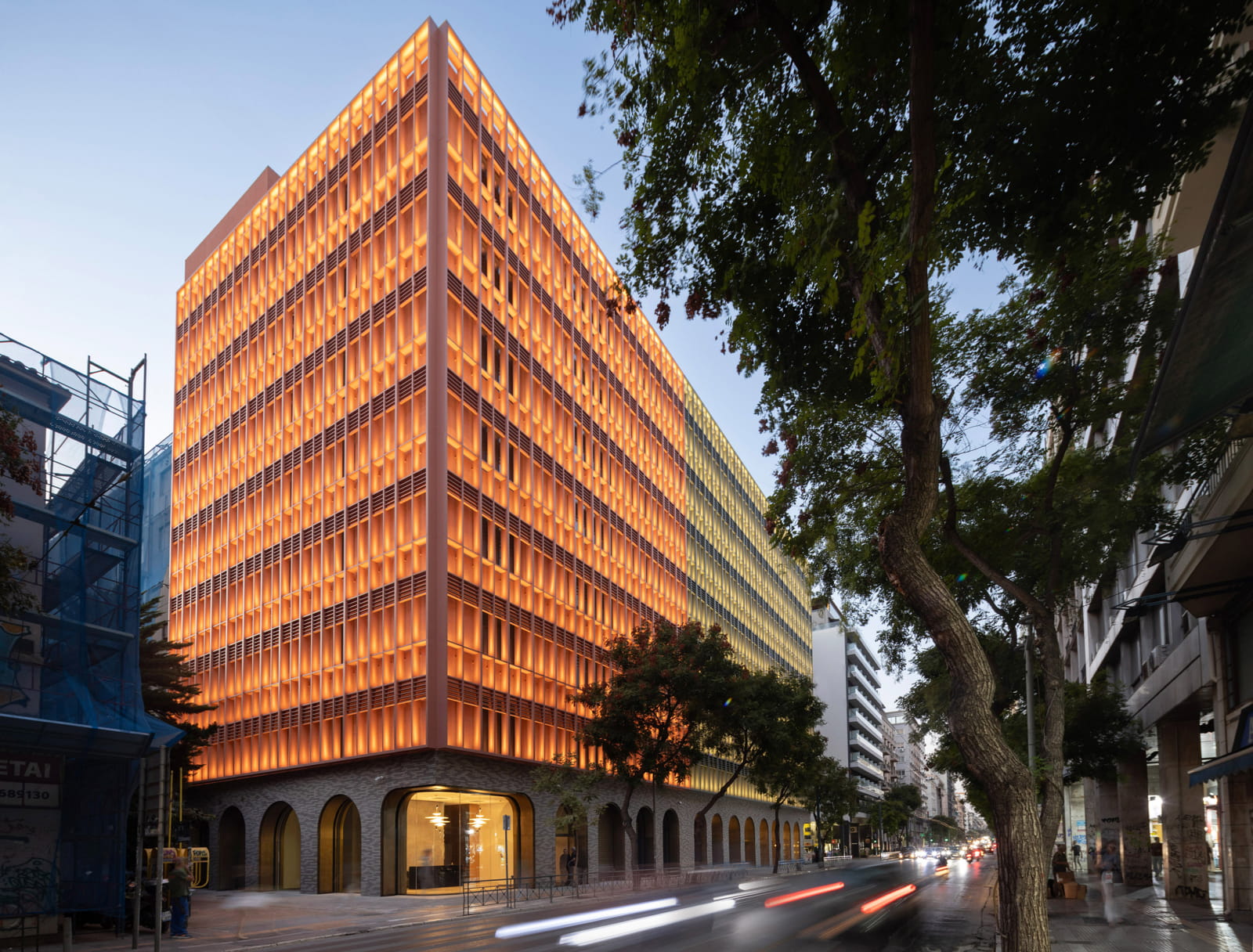 ΕΠΑΙΝΟΣ στο έργο Minion Facade, by DANILOF light + perception studio 