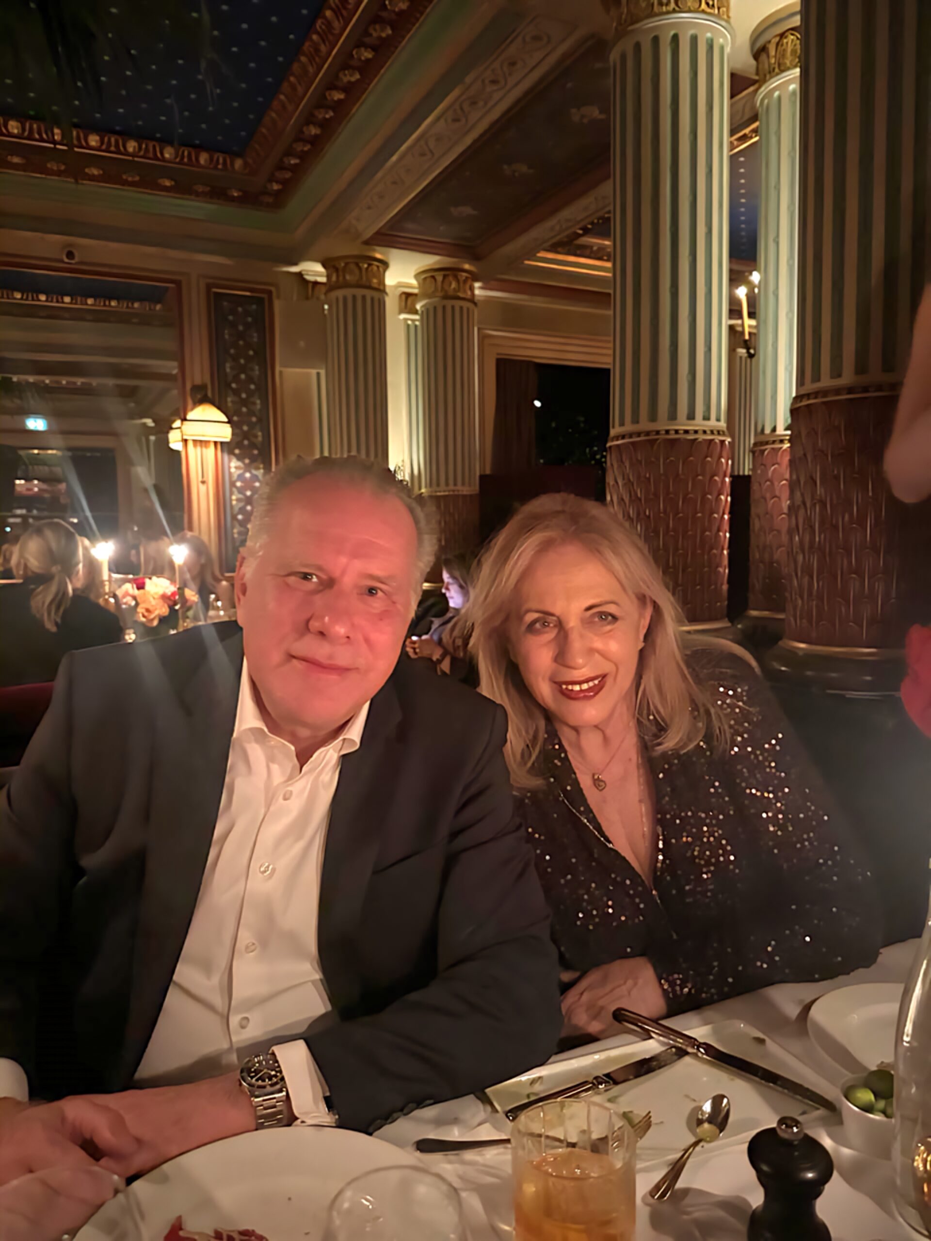 O Γιώργος Κουμουτσάκος με τη δημοσιογράφο, Βίκυ Παλαιολόγου