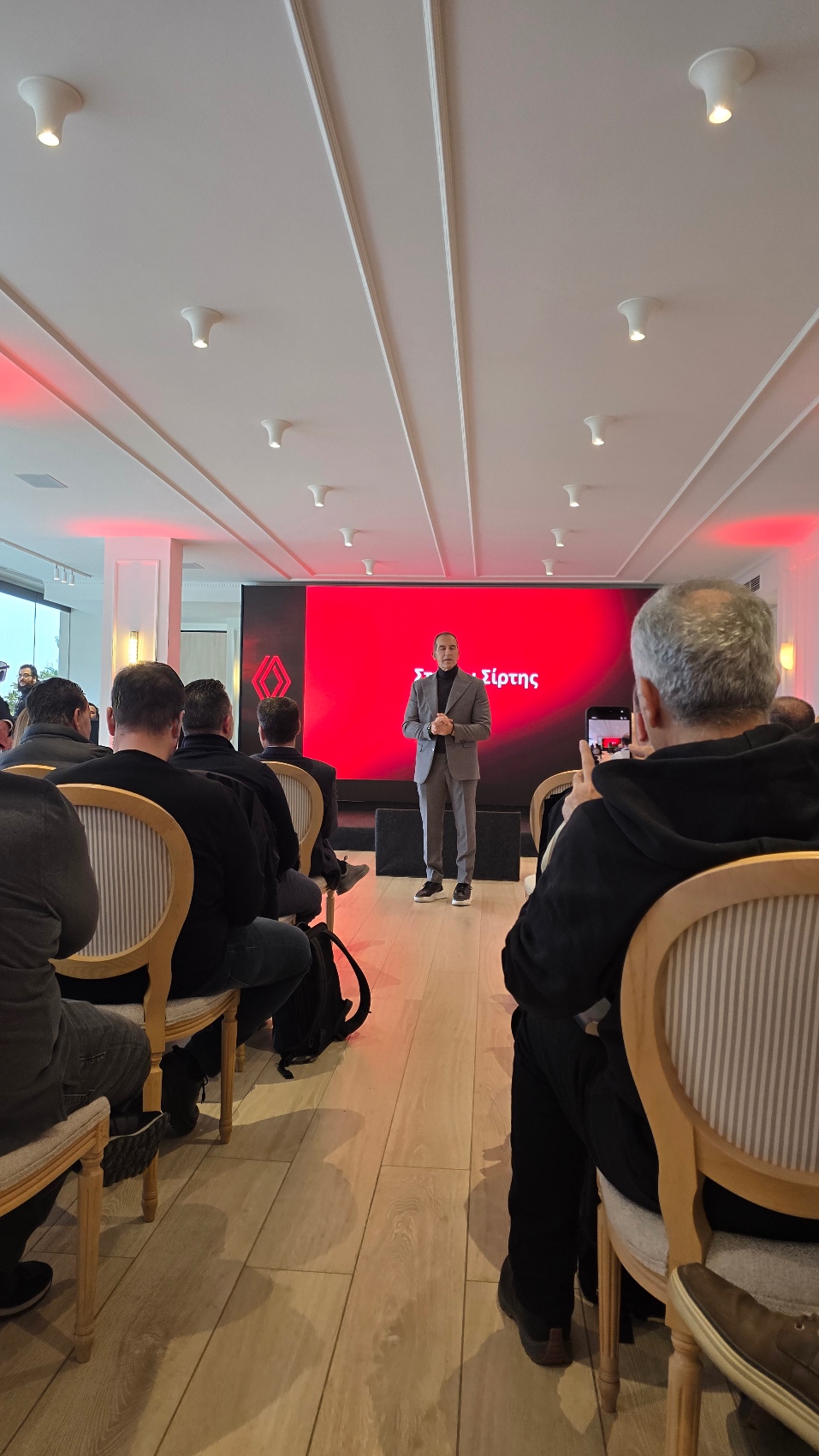 Ο επικεφαλής της Grand Automotive Hellas, Στήβεν Σίρτης κατά τη διάρκεια της σημερινής παρουσίασης.