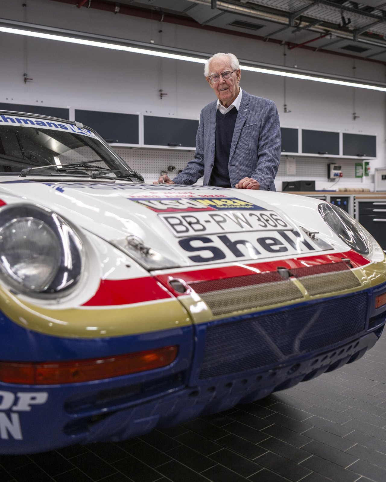O Peter Falk με την Porsche 959 Paris-Dakar