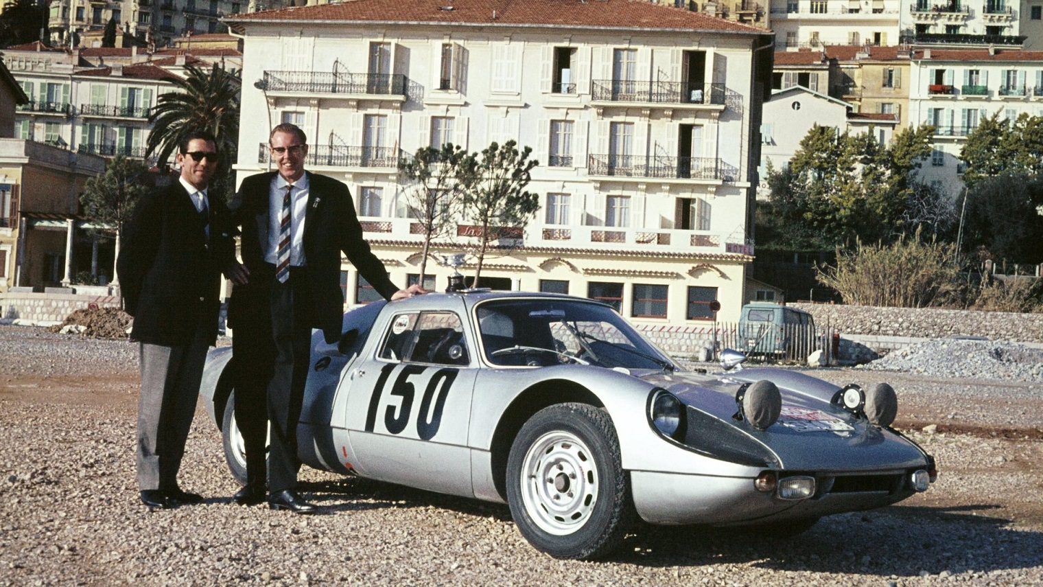 Με την Porsche 904 Carrera GTS και δίπλα του τον Rolf Wütherich, (Ο Peter Falk είναι στα δεξιά), στο Rallye Monte Carlo του 1965