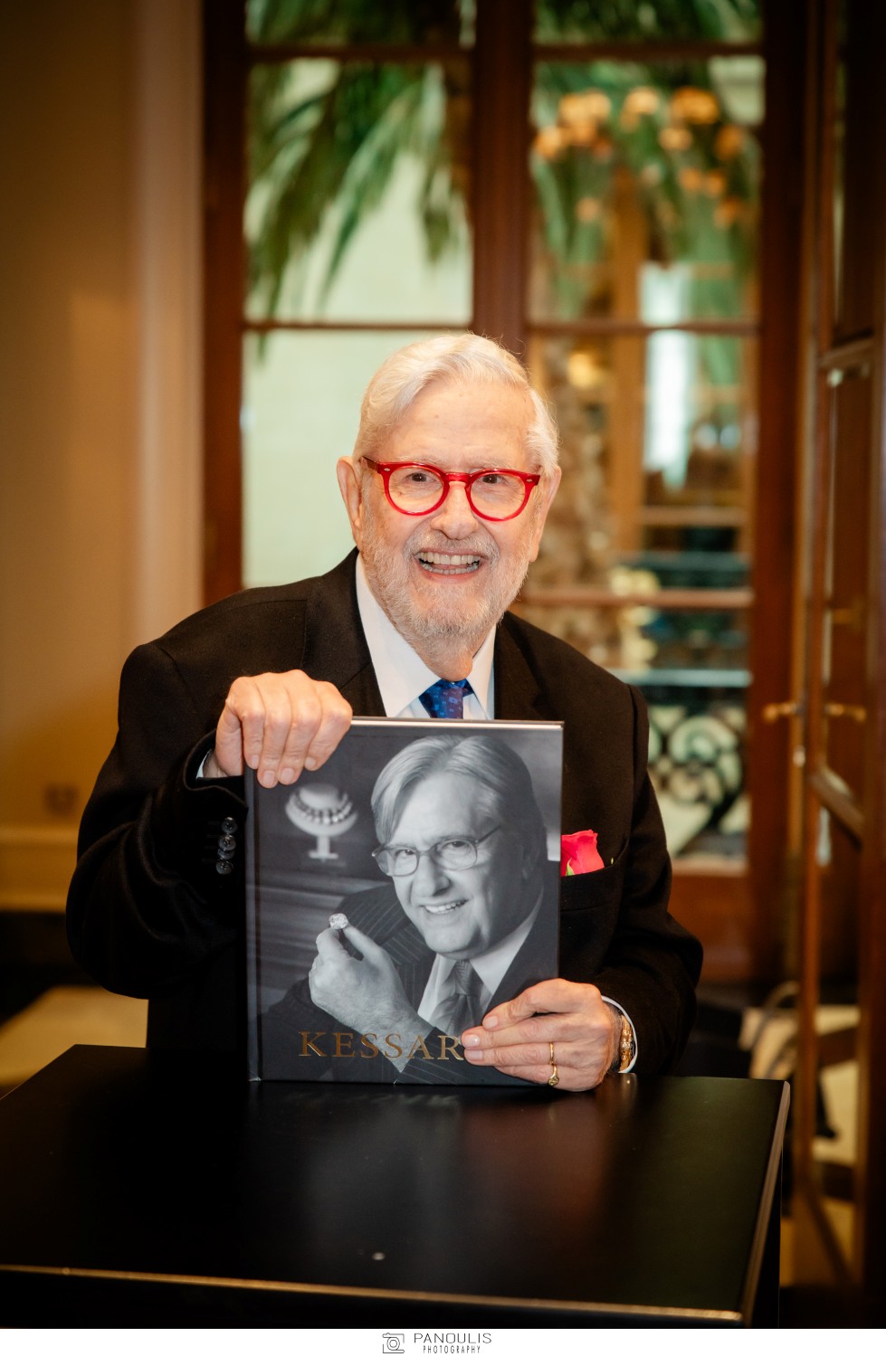 Ο Κώστας Καίσαρης με το βιβλίο ανά χείρας