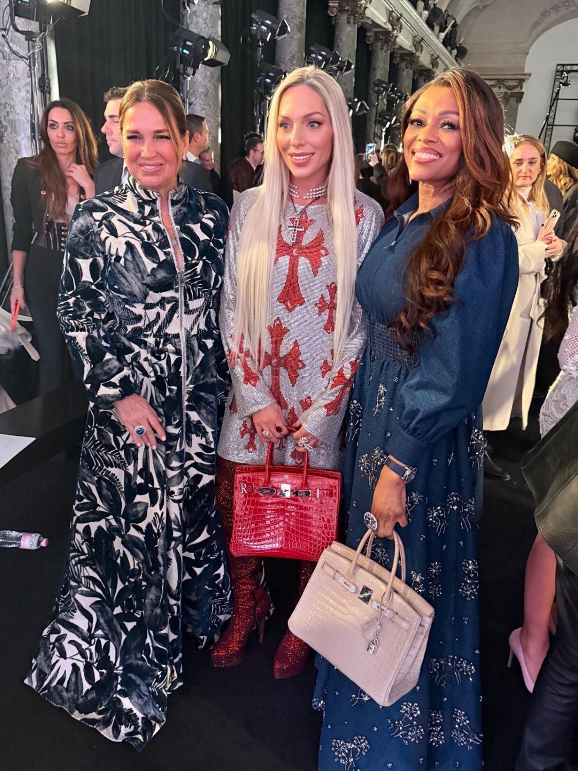 H Ρόη Αποστολοπούλου ανάμεσα στην Sonia Falcone και την Ella Peters 