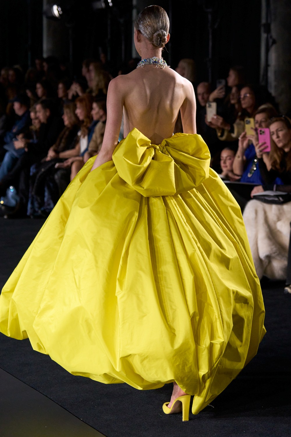 Λεπτομέρειες από μια εντυπωσιακή τουαλέτα