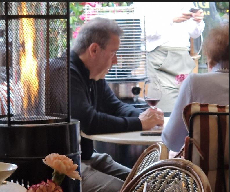 Ο Σταύρος Παπασταύρου απολαμβάνοντας χθες το κρασί του