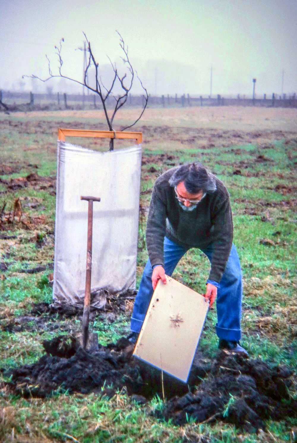 Ο Στάθης Λογοθέτης Φωτογραφία κατά την προετοιμασία έργου από τη σειρά Φύση κατά τη διαμονή του καλλιτέχνη στο Worpswede της Γερμανίας, 1978-1979. Ευγενική παραχώρηση της Τζούλιας Λογοθέτη
