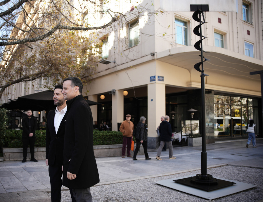 Ο δήμαρχος Αθηναίων Χάρης Δούκας και ο Χρύσανθος Πανάς δίπλα στο έργο «Αιολικό» του διεθνούς φήμης γλύπτη Takis που τοποθετήθηκε συμβολή των οδών Πανεπιστημίου και Βουκουρεστίου, με αφορμή τα 100 χρόνια από τη γέννηση του διακεκριμένου Έλληνα καλλιτέχνη, την Τρίτη 3 Φεβρουαρίου 2026. Πηγή: ΑΠΕ-ΜΠΕ/ΔΗΜΟΣ ΑΘΗΝΑΙΩΝ/Menelaos Myrillas