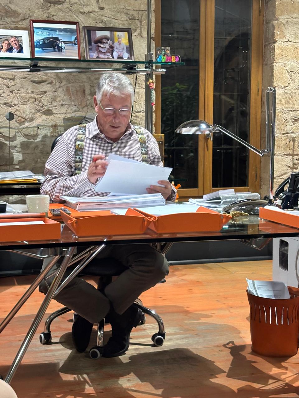 Φανερά αδυνατισμένος και με σικ τιραντούλες χθες ο Απόστολος Βακάκης