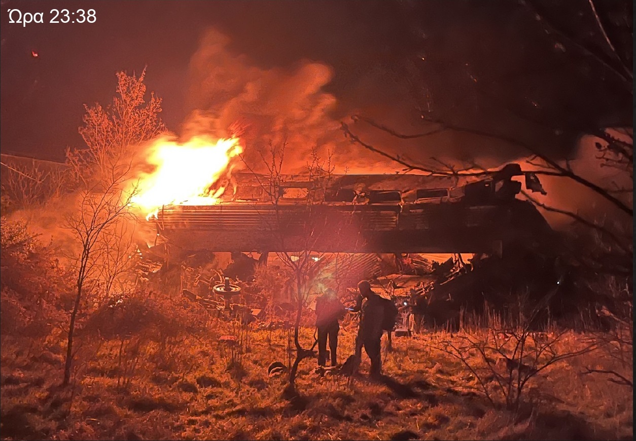 Βαγόνι της αμαξοστοιχίας Intercity 62 στις φλόγες στα Τέμπη. Πηγή: Αρχείο ΕΔΑΠΟ