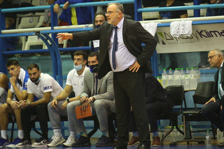 Ο Θανάσης Σκουρτόπουλος ως προπονητής του Ηρακλή δίνει οδηγίες στους παίκτες του, κατά τη διάρκεια του αγώνα Ηρακλής - Περιστέρι, για την 2η αγωνιστική της Basket League, στο γήπεδο Ιβανώφειο, στη Θεσσαλονίκη, την Κυριακή 10 Οκτωβρίου 2021. ΑΠΕ-ΜΠΕ/ΑΠΕ-ΜΠΕ/ΑΧΙΛΛΕΑΣ ΧΗΡΑΣ